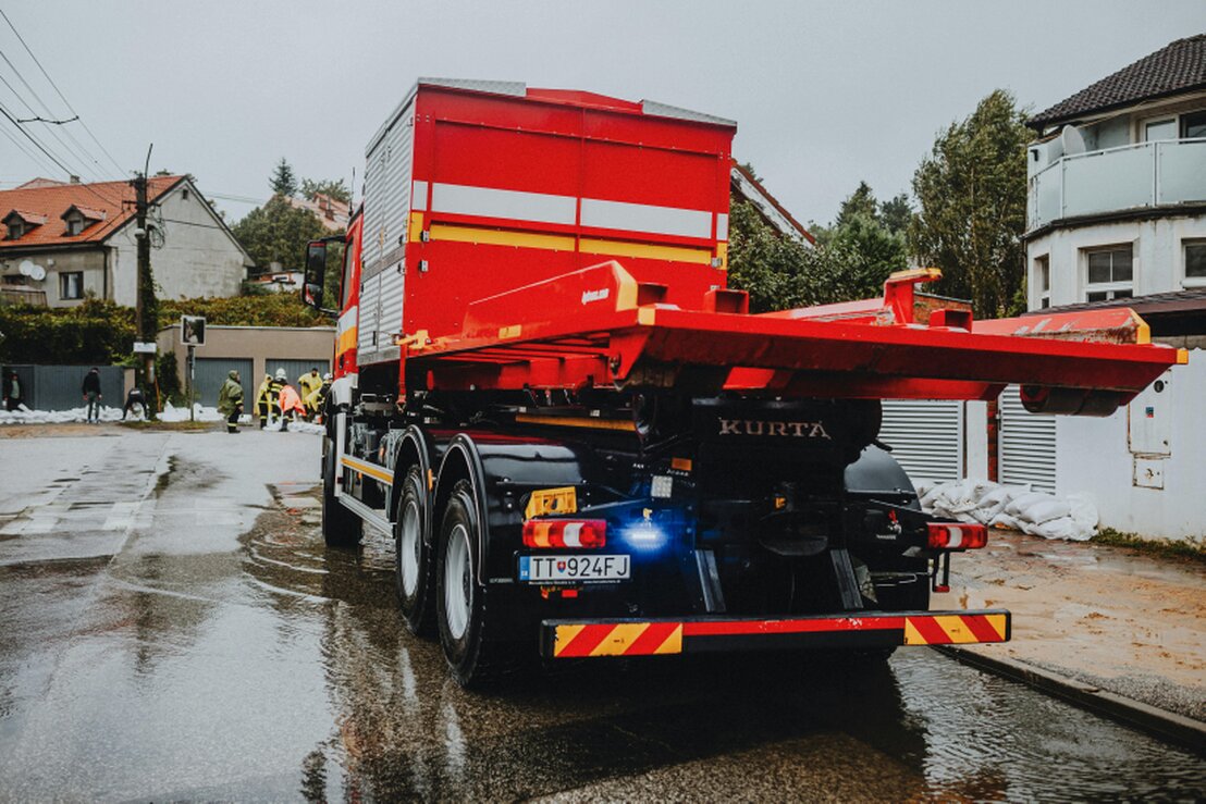 Laweta nocą na poboczu autostrady